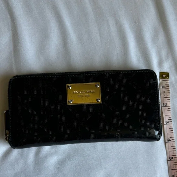 Michael Kors Wallet 🖤🖤 - Picture 7 of 7